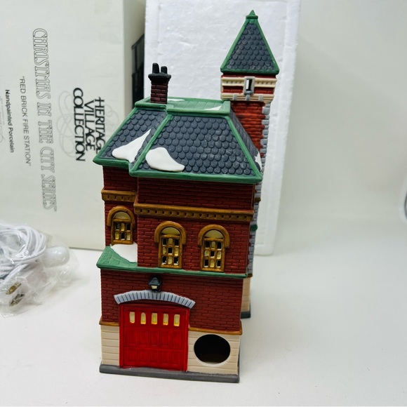NEW DEPARTMENT 56 “RED BRICK FIRE STATION” CHRISTMAS IN THE CITY - Picture 10 of 15